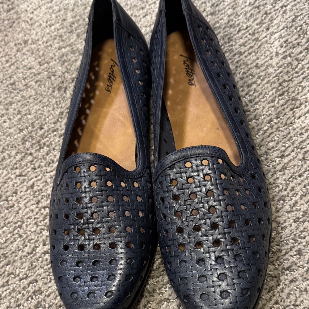 Trotters Women's Navy Perforated Flats